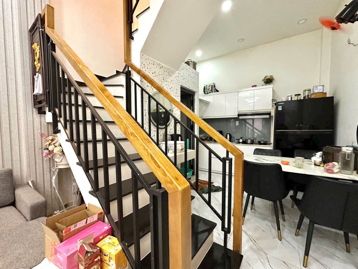 Nhà phố 3 lầu, 5 phòng, full nội thất Khu Thời Trang Lê Văn Sỹ - Có Hợp Đồng thuê 28triệu/tháng